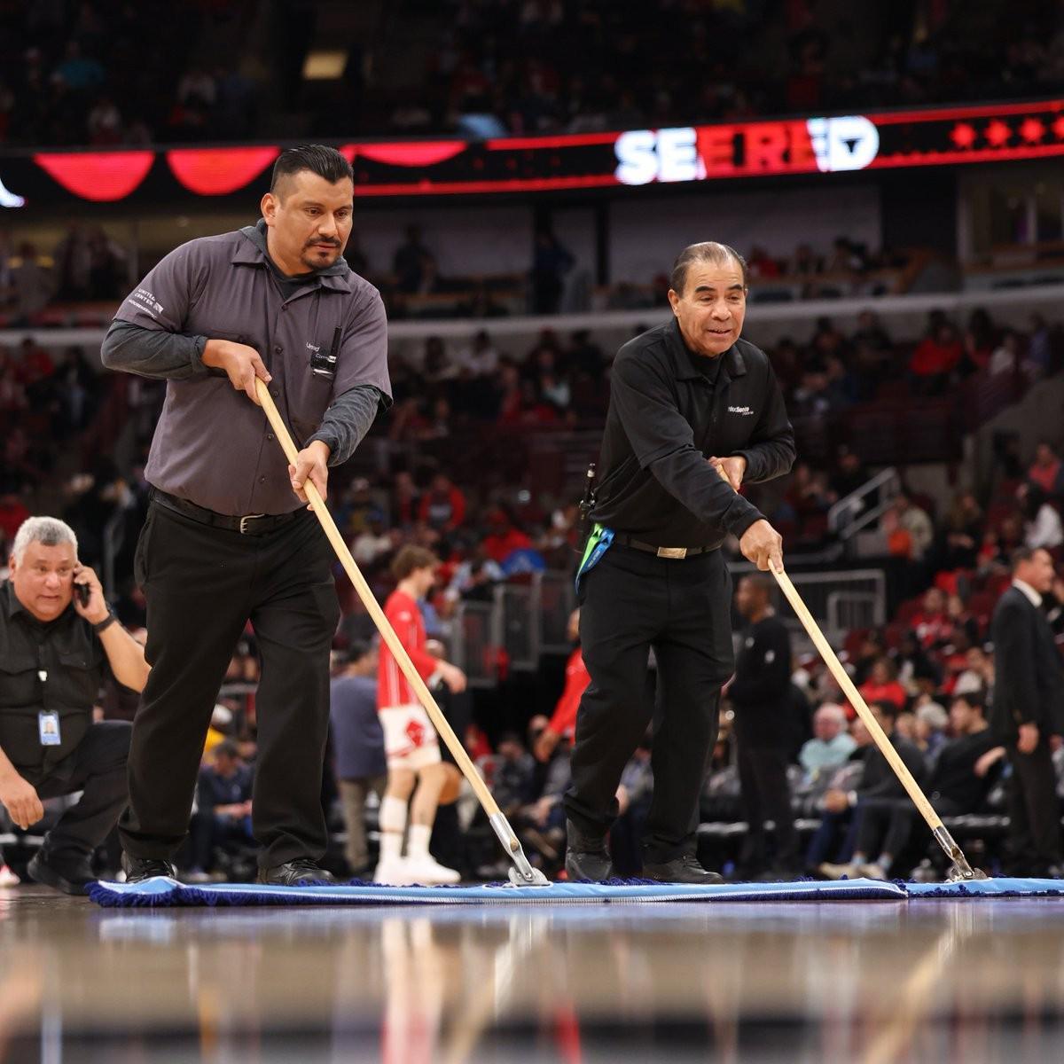 开云登录入口地址-官方：因场地出现冷凝水而延期的公牛vs热火将于1月30日重赛